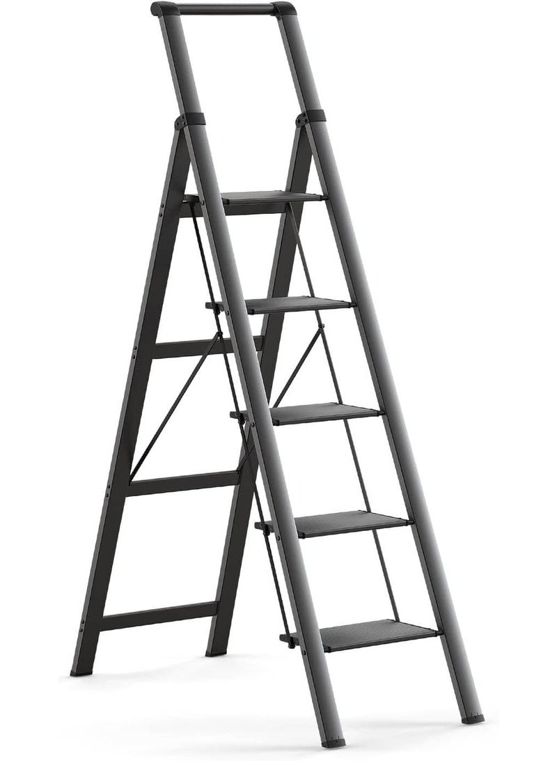MOMENT سلم MOMENT 5 خطوات، كرسي خطوة قابل للطي مع مقبض ومصعد عريض مضاد للانزلاق، سلم ألومنيوم خفيف الوزن محمول للمطبخ، المنزل، المكتبة، المكتب (330 رطل سعة) - أسود - Image 1