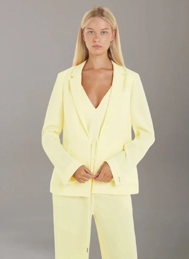 كالفن كلاين بليزر من نسيج التويل بقصة سليم