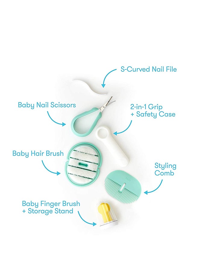 fridababy طقم العناية بالرضع يتضمن فرشاة أصابع مع حامل تخزين، فرشاة شعر مع علبة، مشط تصفيف الشعر، مقص أظافر سهل الإمساك مع ملف أظافر وعلبة، وفرشاة أسنان تدريبية للأطفال الرضع. - Image 3