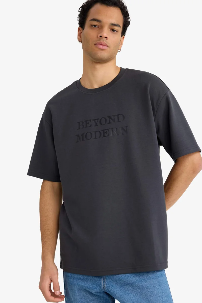 ديفاكتو Boxy Fit Crew Neck Short Sleeve Printed T-Shirt