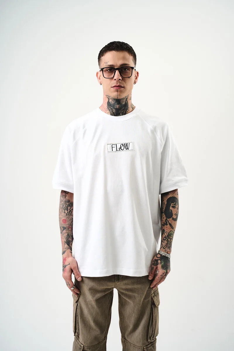 ريسباير تيشيرت رجالي واسع (Oversize) مطرز بعبارة "Flow" لون أبيض