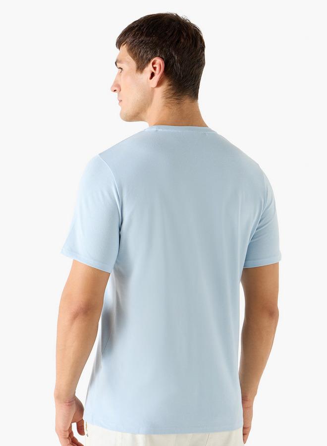 ايكونيك تيشيرت كلاسيكي بطباعة شعار مميز وأكمام قصيرة - Image 3