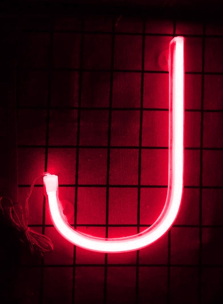 سلة حرف بإضاءة النيون باللون الأحمر الدافىء – J - Image 1