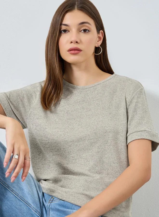 ستايلي تيشيرت محبوك بقصة مريحة وتفاصيل بارزة الملمس