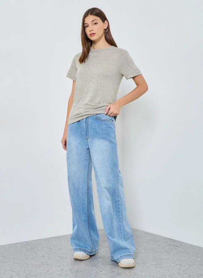 ستايلي تيشيرت محبوك بقصة مريحة وتفاصيل بارزة الملمس