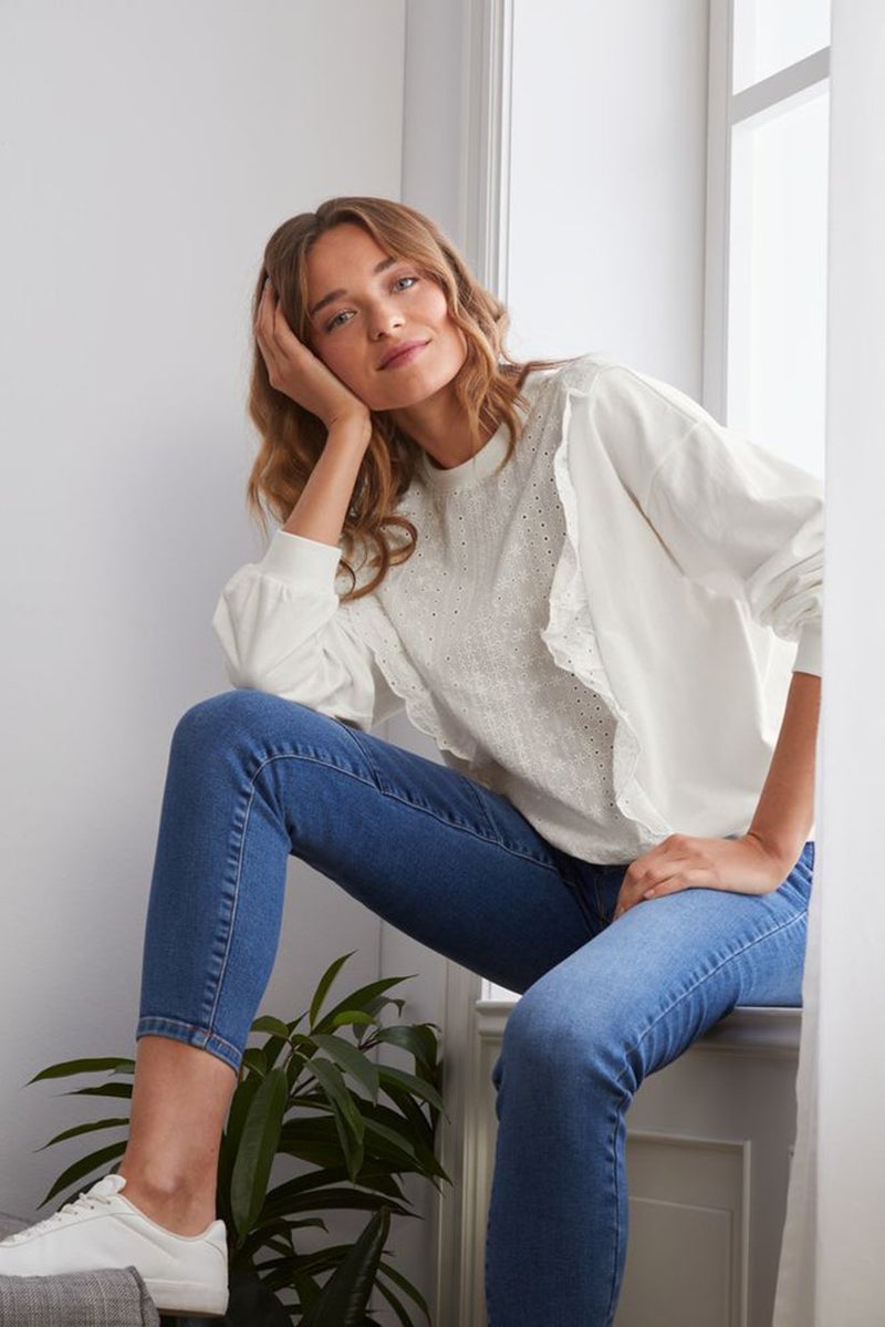 Tchibo سويت شيرت مزخرف بياقة دائرية للنساء، أبيض - Image 1