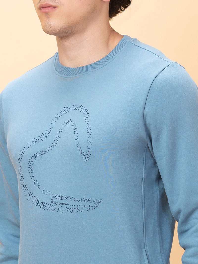 Being Human سويت شيرت بيينغ هيومان باللون الأزرق الشامبرية بتصميم عادي للرجال - Image 5