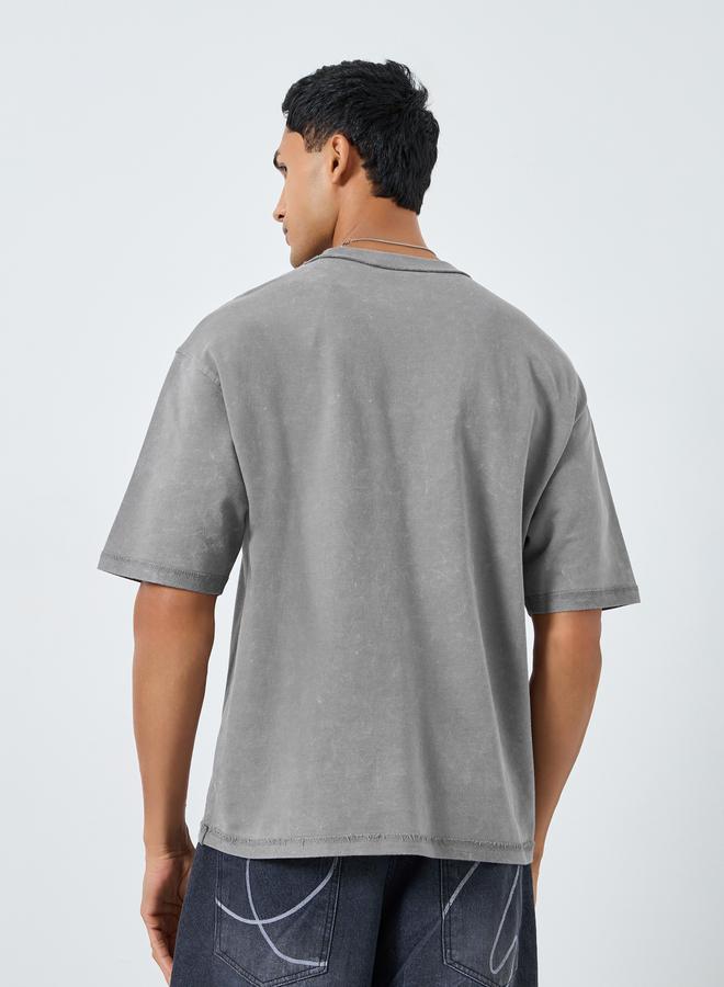 ستايلي تيشيرت تيري مضلع واسع بحواف منسلة ونمط مغسول - Image 3