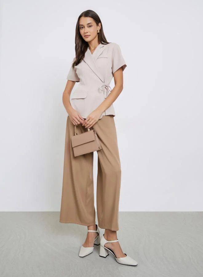 ستايلي بلوزة بنمط لف وأكمام قصيرة