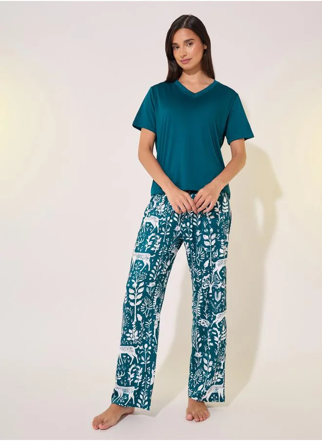 ستايلي V Neck Solid Tee and Printed Straight Leg Pants Pajama Sets