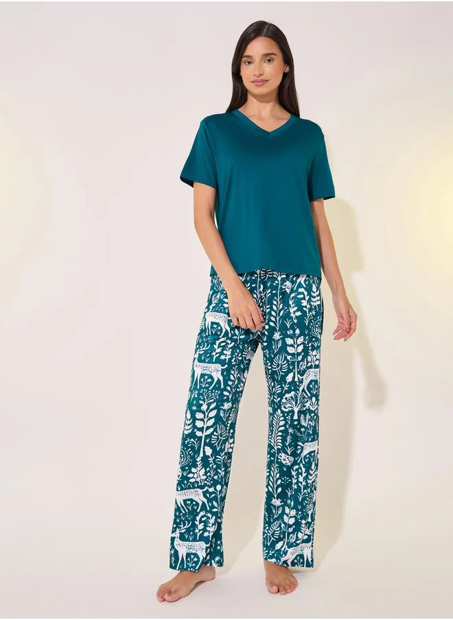 ستايلي V Neck Solid Tee and Printed Straight Leg Pants Pajama Sets