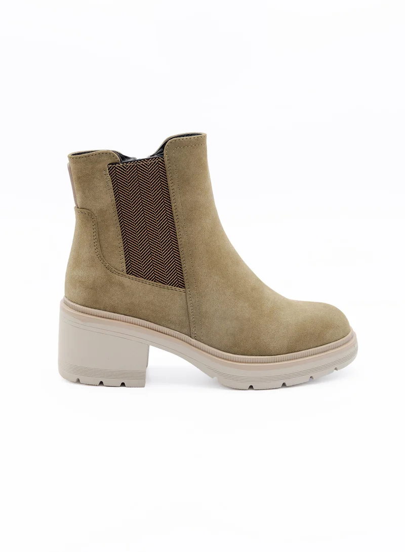 باتا حذاء تشيلسي بكعب عريض