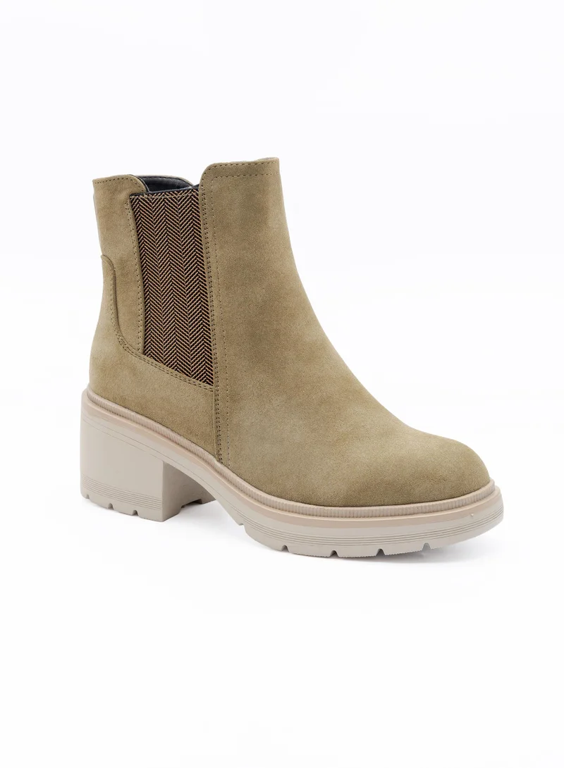 باتا حذاء تشيلسي بكعب عريض