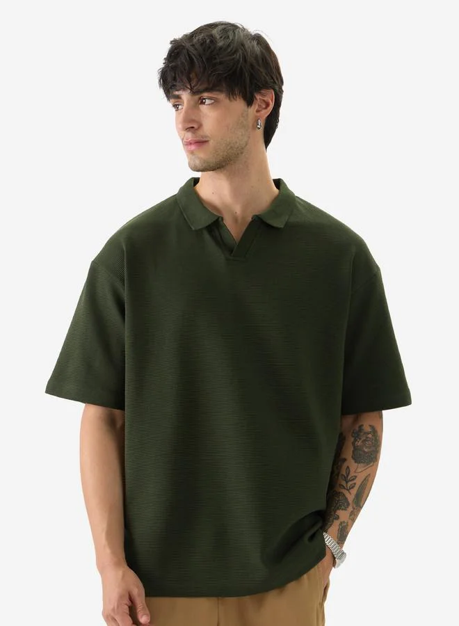 ذا سوليد ستور تيشيرت بولو محبوك واسع بتفاصيل بارزة الملمس