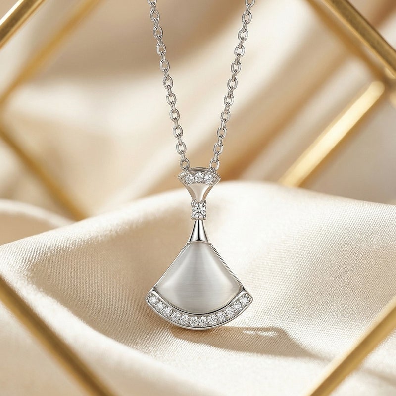 Viral Zircon-Studded Light Luxury Necklace for Women, Geometric Collarbone Chain, Hypoallergenic, Fade-Resistant, Everyday Elegance