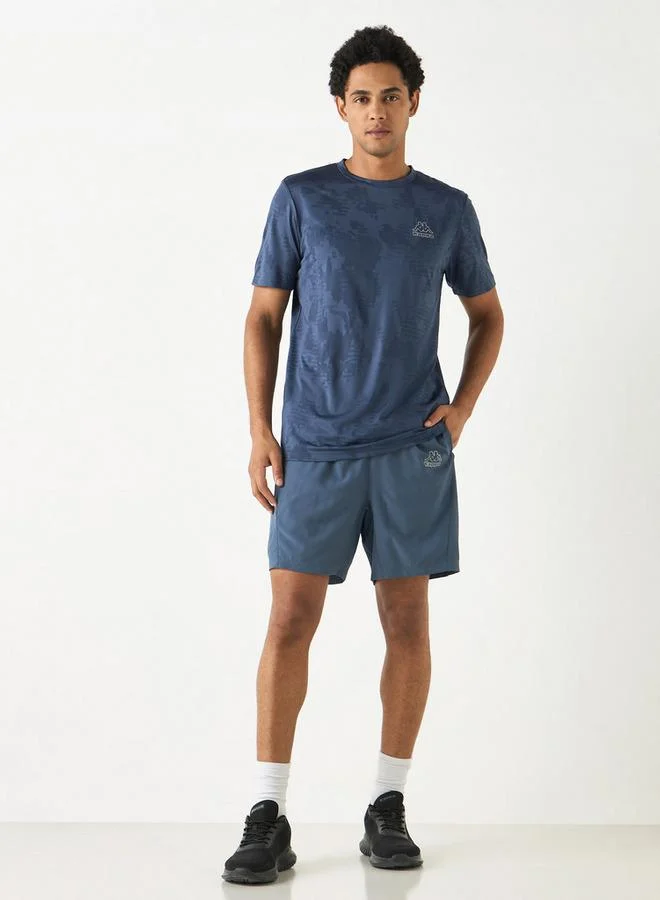 كابا شورت بخصر مطاطي وجيوب وطبعات شعار من كابا