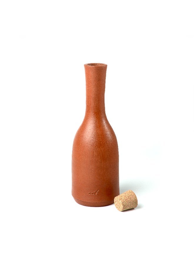 ارك زجاجة كاراف من التيراكوتا بسدادة فلّين من ARK | إبريق ماء ومشروبات طيني مصنوع يدويًا | زجاجة مائدة بسدادة فلّين طبيعية - Image 1