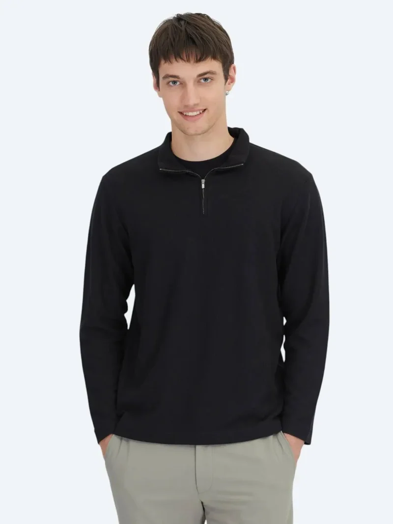 كيب كنزة سوداء مضلعة برقبة عالية وسحاب ربعي