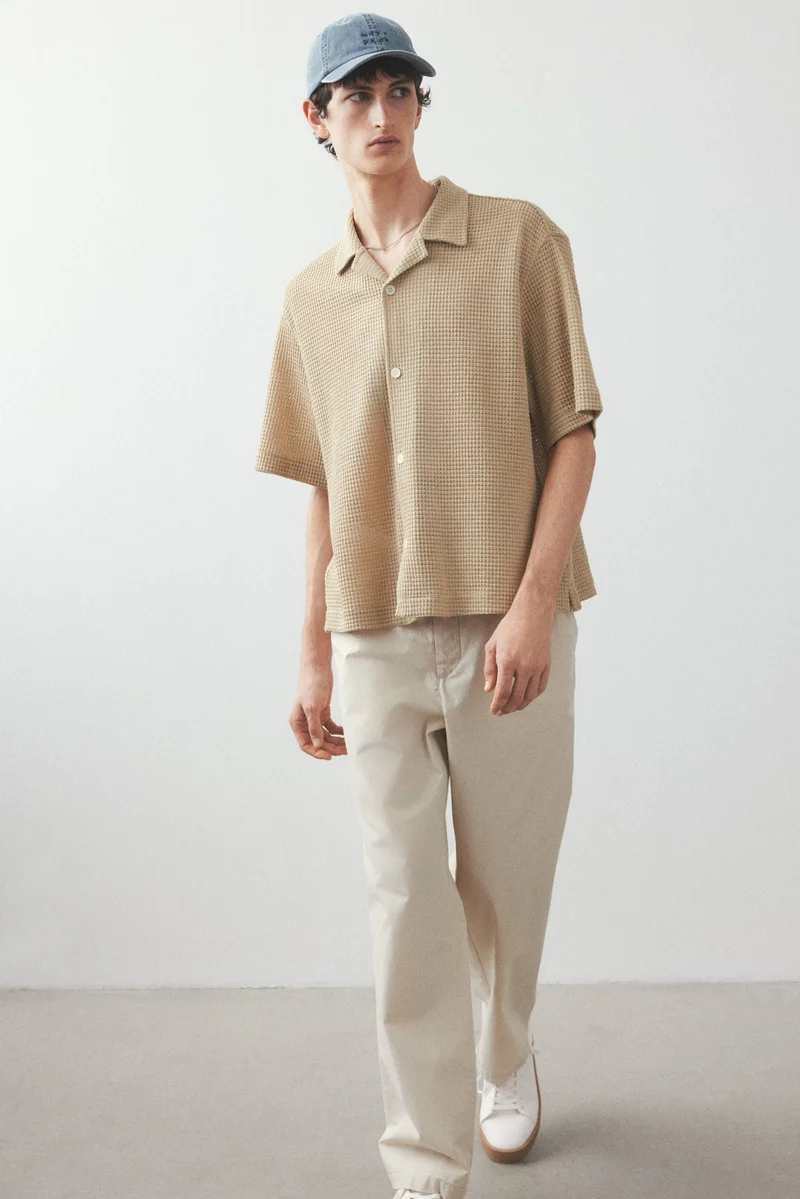 اتش اند ام قميص ريزورت من نسيج بنمط الوافل بقصّة واسعة