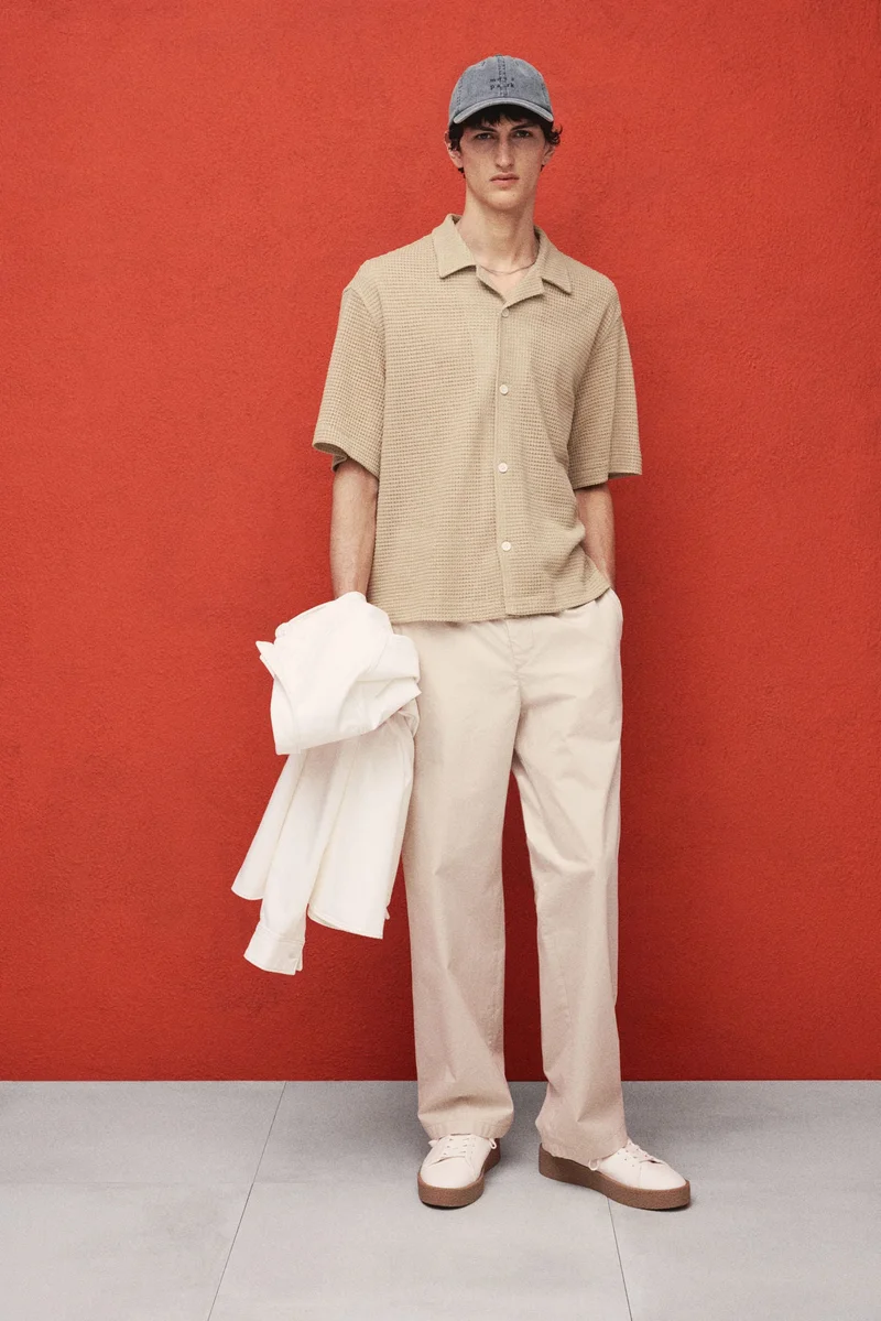 اتش اند ام قميص ريزورت من نسيج بنمط الوافل بقصّة واسعة