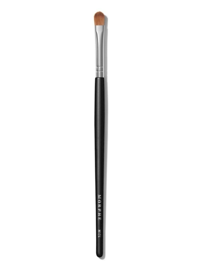 مورفي Morphe M124 - فرشاة ظلال عيون متماسكة صُممت شعيراتها المسطحة والمتماسكة لتلتقط أكبر كمية من جزيئات الشادو وتثبيتها على الجفن لمنحك تغطية مشبعة ولوناً واضحاً وقوياً من اول لمسة - Image 1