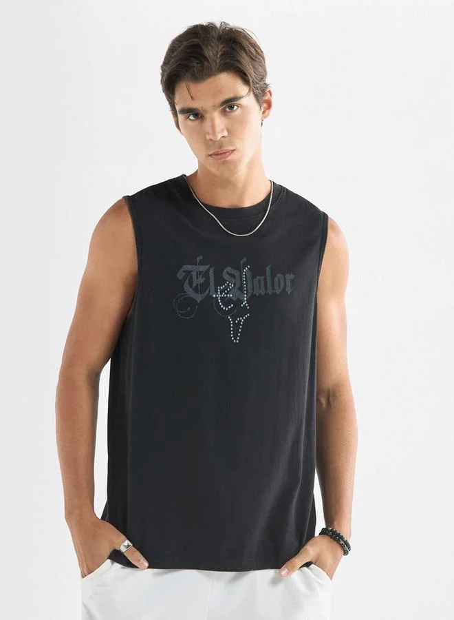 سبلاش فيڤ تيشيرت دون أكمام بياقة ضيّقة وطبعات تايبوجرافيك