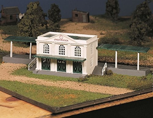 Bachmann Trains - PLASTICVILLE U.S.A. BUILDINGS – CLASSIC KITS - UNION STATION - O Scale , Green - Image 3