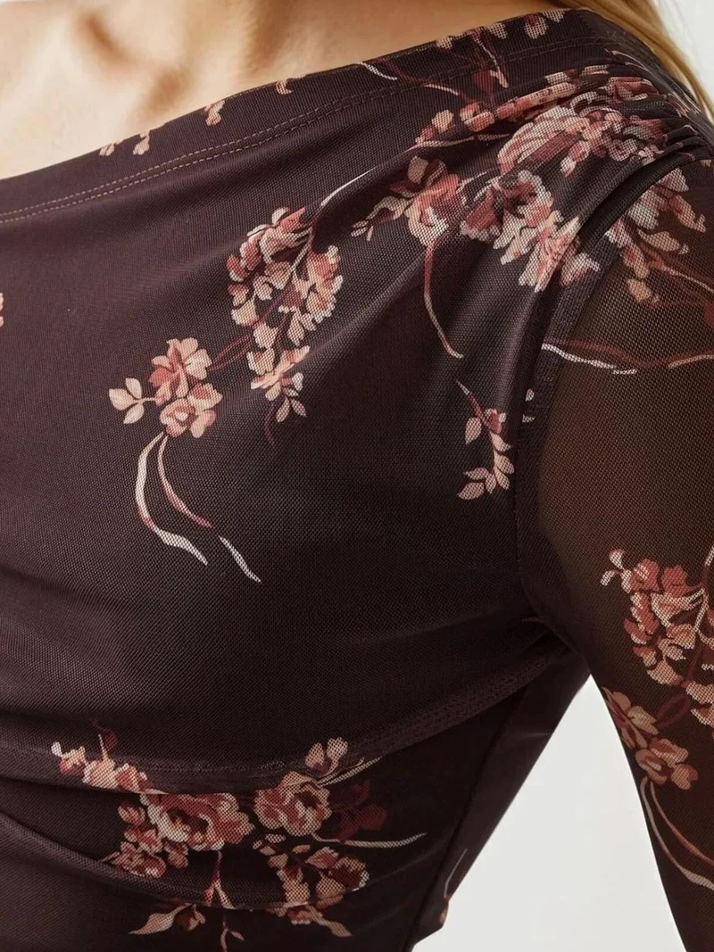 زوبعة بلوزة تول بياقة غير متماثلة