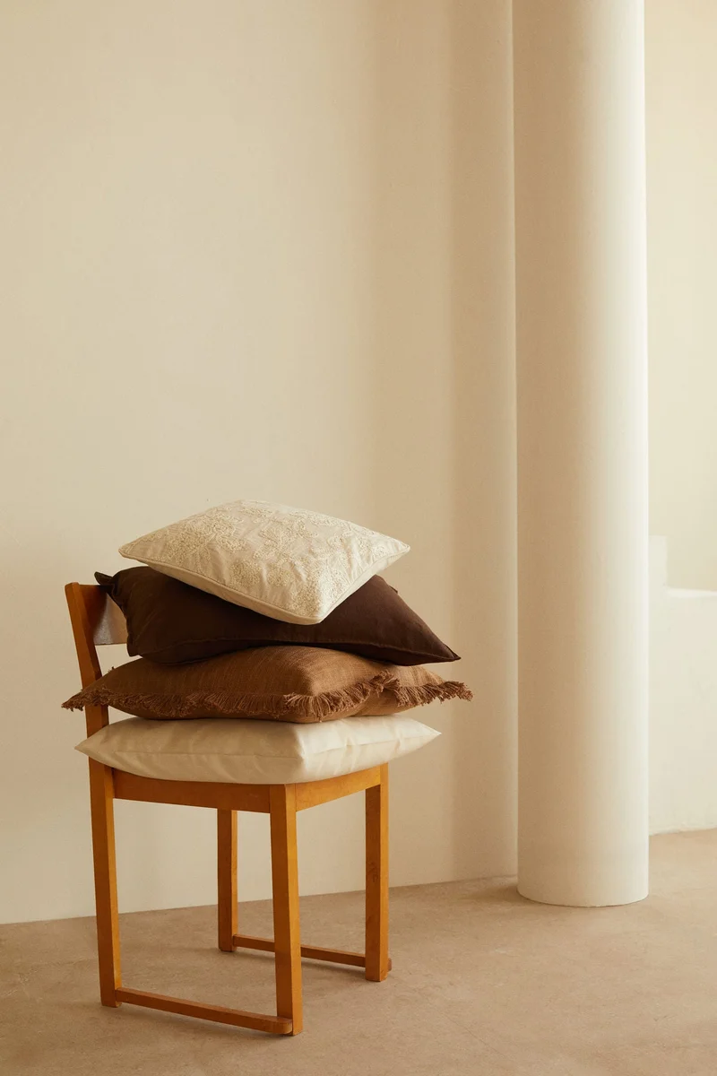 اتش اند ام غطاء وسادة بتطريزات