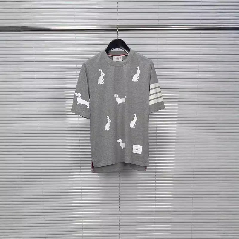 Tb Tom Rabbit Pattern Round Neck Short-Sleeved Shirt For Men And Women, Casual And Comfortable T-Shirt - Image 4