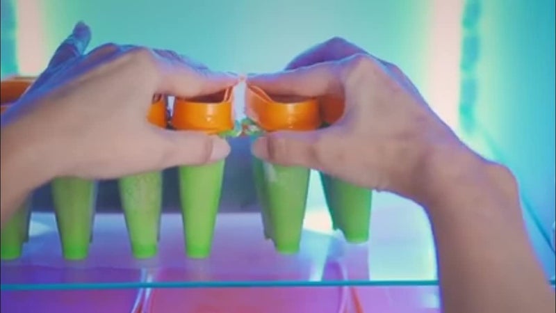 Tupperware طقم قوالب مثلجات توبيروير من 4 قطع - لون برتقالي وأخضر - Image 4