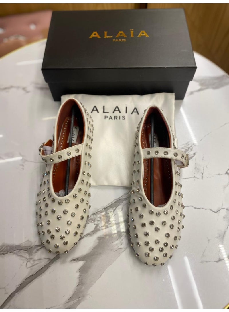 عاليا باريس حذاء ماري جين أبيض مرصع بالمسامير من Alaia