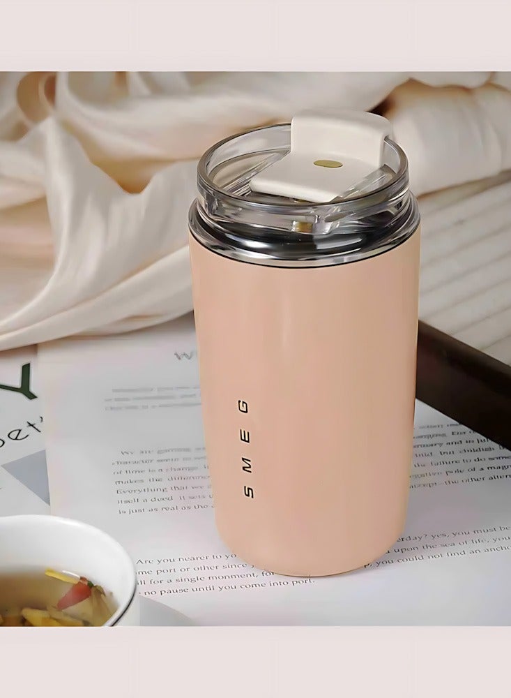 سميج كوب قهوة سفر من Smeg، كوب مشروبات معزول مع غطاء مضاد للتسرب، كوب قهوة طويل الأمد مع غطاء، ترمس قهوة للسفر (وردي) - Image 1