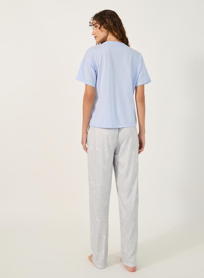 ستايلي طقم بيجامة وتيشيرت بياقة دائرية وطبعة جرافيك - Image 5