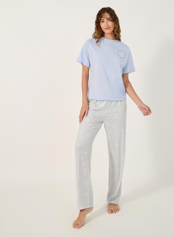 ستايلي طقم بيجامة وتيشيرت بياقة دائرية وطبعة جرافيك - Image 1