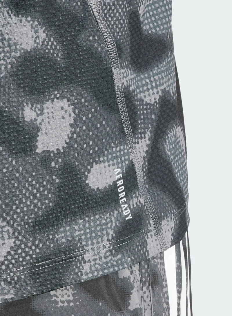 adidas مجموعة من تيشيرت وشورت بطبعة على كامل التصميم مزين بشعار أديداس