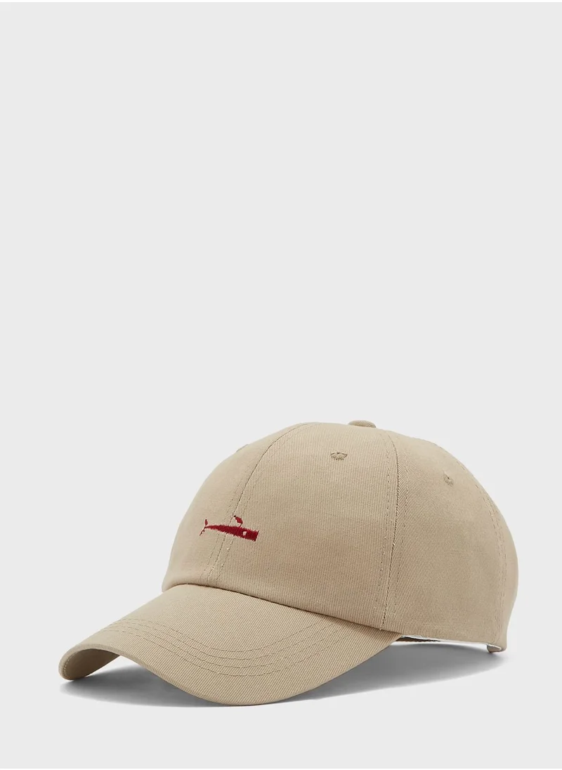 سفنتي فايف Quirky Embroidered Whale Curve Peak Cap