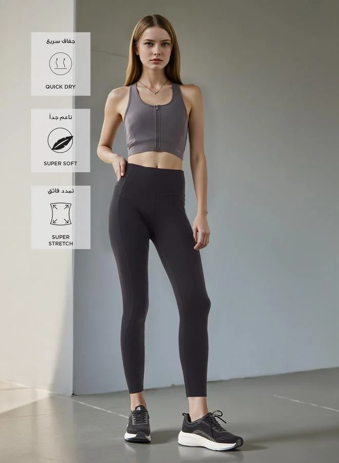 ادوت من سبلاش حمالة صدر رياضية بقصة عادية وتفاصيل مقصوصة وظهر سباق