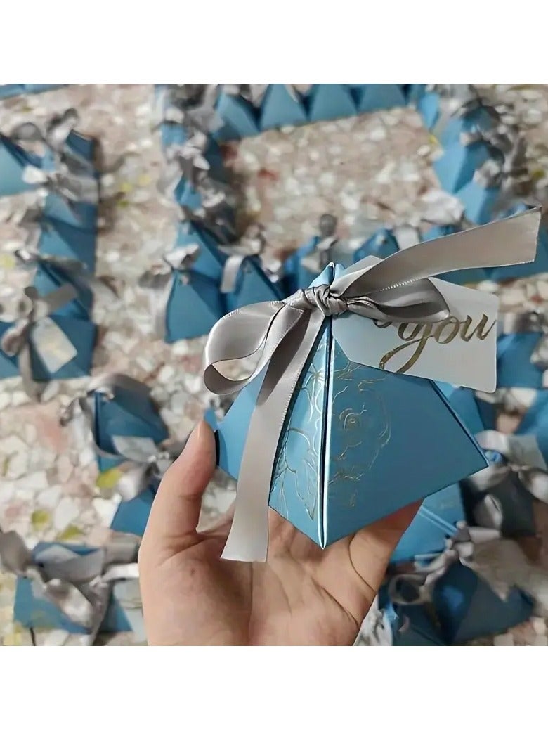 20 صناديق فاخرة لتوزيع حلوى الزفاف مزودة بشريط – صناديق هرمية الشكل بطباعة زهرية معدنية أنيقة، مثالية لتقديم الحلوى في حفلات الزفاف، عيد الحب، عيد الأم، حفلات المواليد، الذكرى السنوية، التخرج والمناسبات الخاصة | تغليف راقٍ للحلويات والهدايا الصغيرة - Image 3