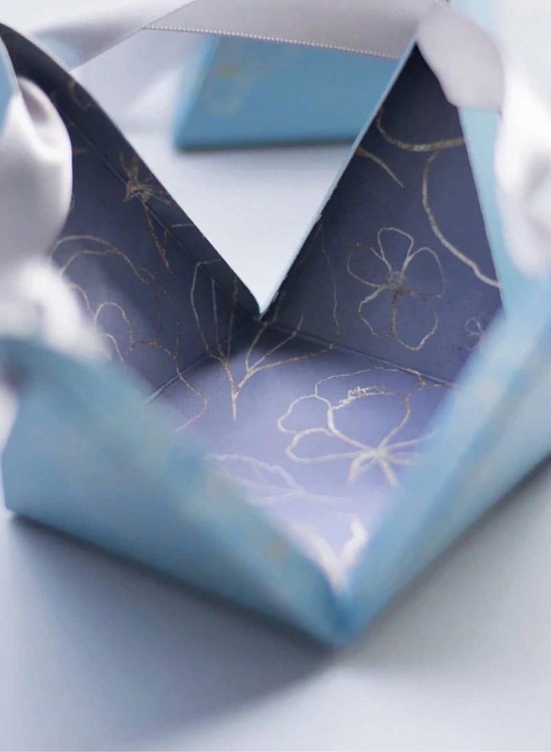 20 صناديق فاخرة لتوزيع حلوى الزفاف مزودة بشريط – صناديق هرمية الشكل بطباعة زهرية معدنية أنيقة، مثالية لتقديم الحلوى في حفلات الزفاف، عيد الحب، عيد الأم، حفلات المواليد، الذكرى السنوية، التخرج والمناسبات الخاصة | تغليف راقٍ للحلويات والهدايا الصغيرة - Image 5