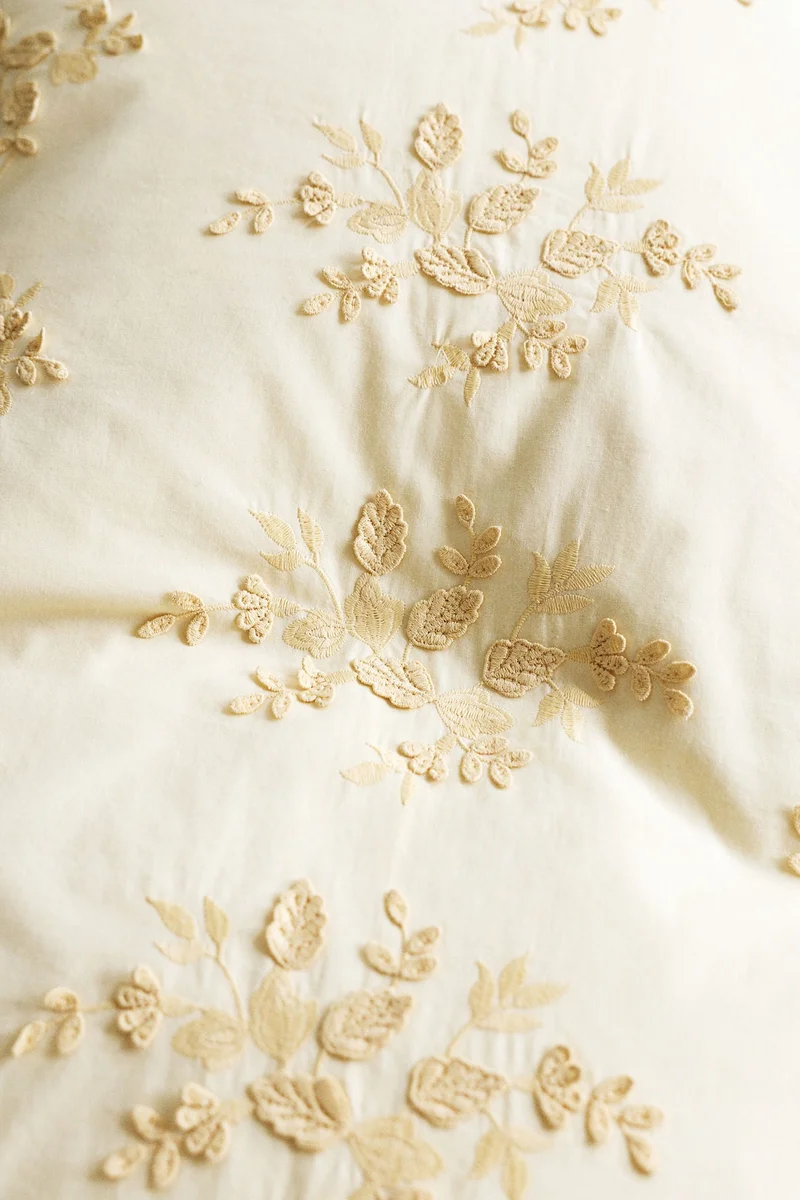 اتش اند ام غطاء وسادة قطني بتفاصيل تطريز