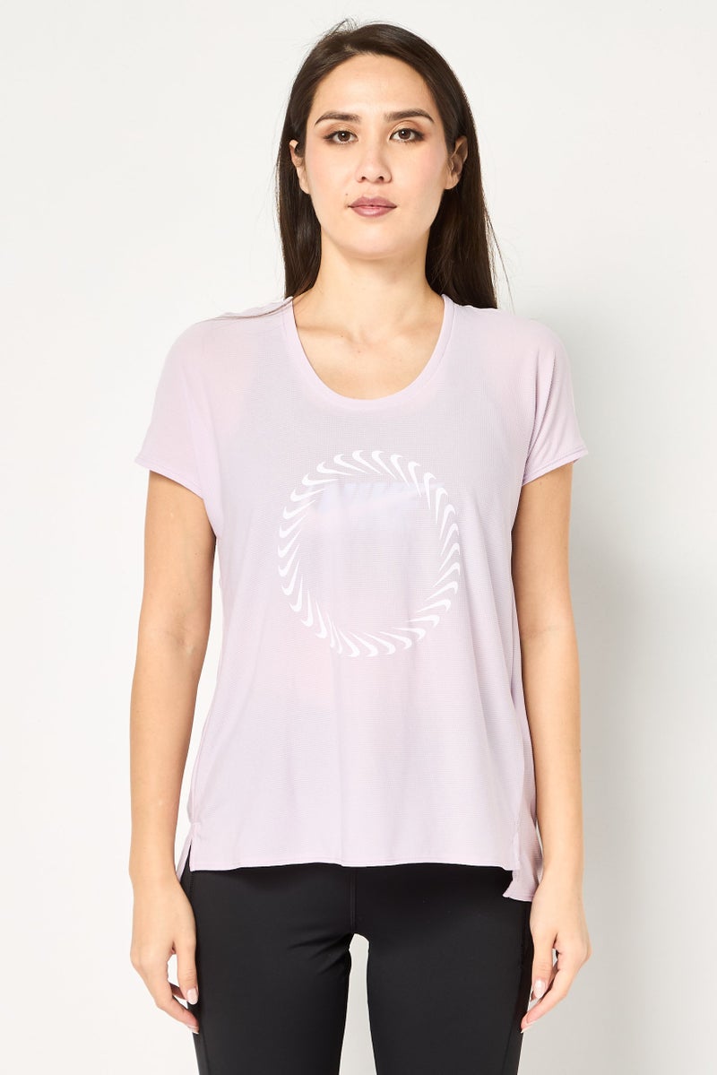 Nike تي شيرت رياضي نسائي قصير الأكمام للجري، ليلك - Image 1