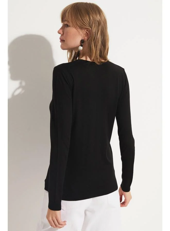 JUNE June Women Exclusive Viscose Blend Regular Fit Crew Neck Knitwear Sweater Black
