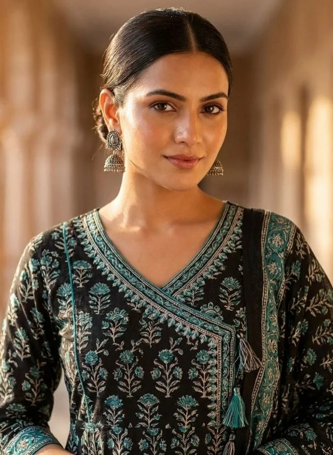 يوريس طقم كورتا نسائي أزرق داكن مطبوع بياقة مميزة مع بنطلون ودوباتا