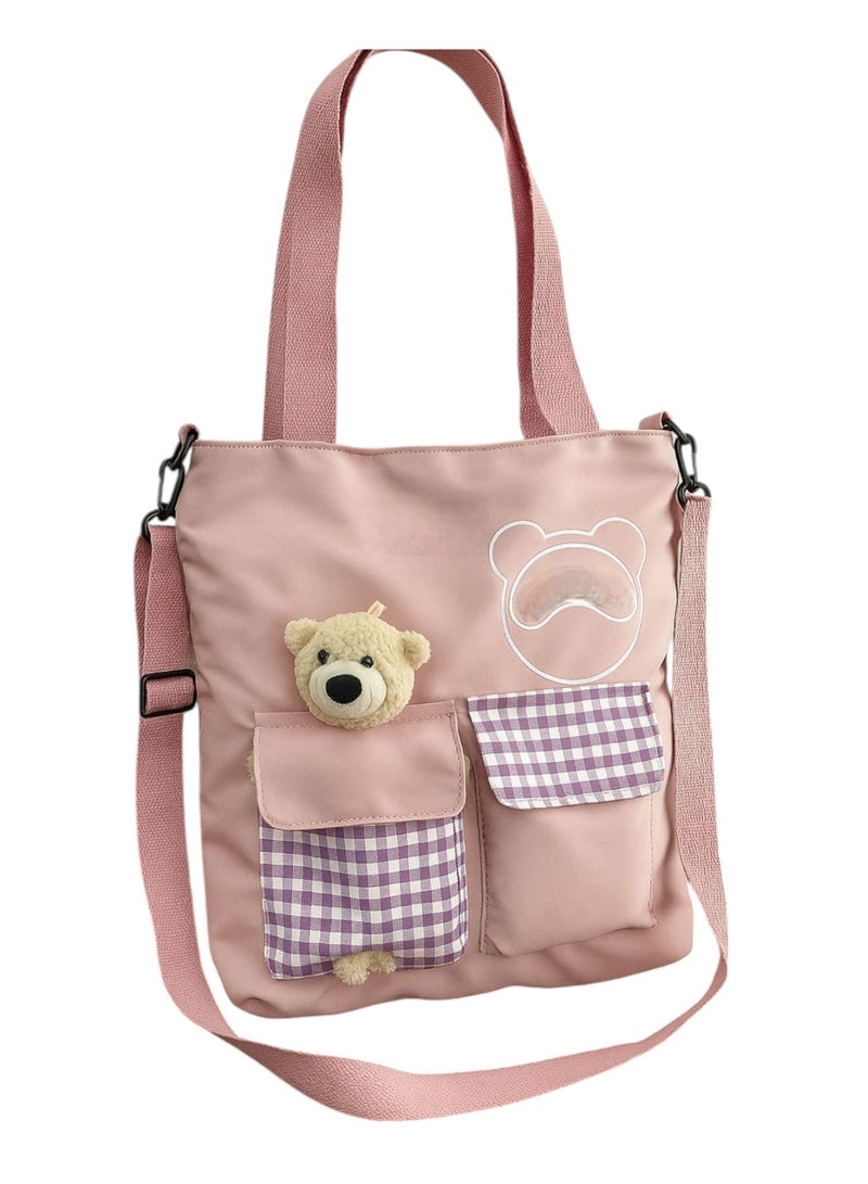 شنطة كتف حمل لطيفة من القماش و النايلون متعددة الاستخدامات مع سحاب لحفظ الاشياء داخل الحقيبة و جيبين خارجيين فيه نقش كاروهات و  دبدوب لطيف سعة كبيره يستخدمها الفتيات المراهقات او الامهات او الاطفال سهلة التنظيف تحفظ غيرات الاطفال او المقنيات الشخصية او العاب البحر او المكياج او العطور في السفر او الخروج اليومي ايضا مثاليه للهدايا لون وردي - Image 1