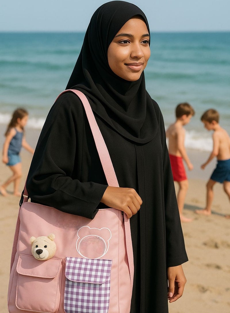 شنطة كتف حمل لطيفة من القماش و النايلون متعددة الاستخدامات مع سحاب لحفظ الاشياء داخل الحقيبة و جيبين خارجيين فيه نقش كاروهات و  دبدوب لطيف سعة كبيره يستخدمها الفتيات المراهقات او الامهات او الاطفال سهلة التنظيف تحفظ غيرات الاطفال او المقنيات الشخصية او العاب البحر او المكياج او العطور في السفر او الخروج اليومي ايضا مثاليه للهدايا لون وردي - Image 2