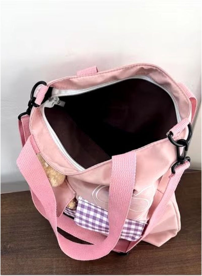 شنطة كتف حمل لطيفة من القماش و النايلون متعددة الاستخدامات مع سحاب لحفظ الاشياء داخل الحقيبة و جيبين خارجيين فيه نقش كاروهات و  دبدوب لطيف سعة كبيره يستخدمها الفتيات المراهقات او الامهات او الاطفال سهلة التنظيف تحفظ غيرات الاطفال او المقنيات الشخصية او العاب البحر او المكياج او العطور في السفر او الخروج اليومي ايضا مثاليه للهدايا لون وردي - Image 4