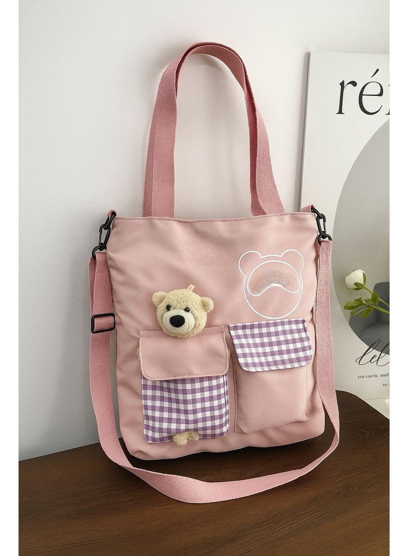 شنطة كتف حمل لطيفة من القماش و النايلون متعددة الاستخدامات مع سحاب لحفظ الاشياء داخل الحقيبة و جيبين خارجيين فيه نقش كاروهات و  دبدوب لطيف سعة كبيره يستخدمها الفتيات المراهقات او الامهات او الاطفال سهلة التنظيف تحفظ غيرات الاطفال او المقنيات الشخصية او العاب البحر او المكياج او العطور في السفر او الخروج اليومي ايضا مثاليه للهدايا لون وردي - Image 5