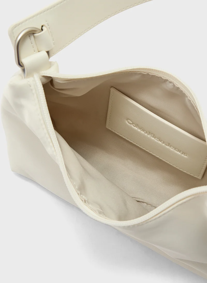 كالفن كلاين جينز Sleek Nylon Crossbody