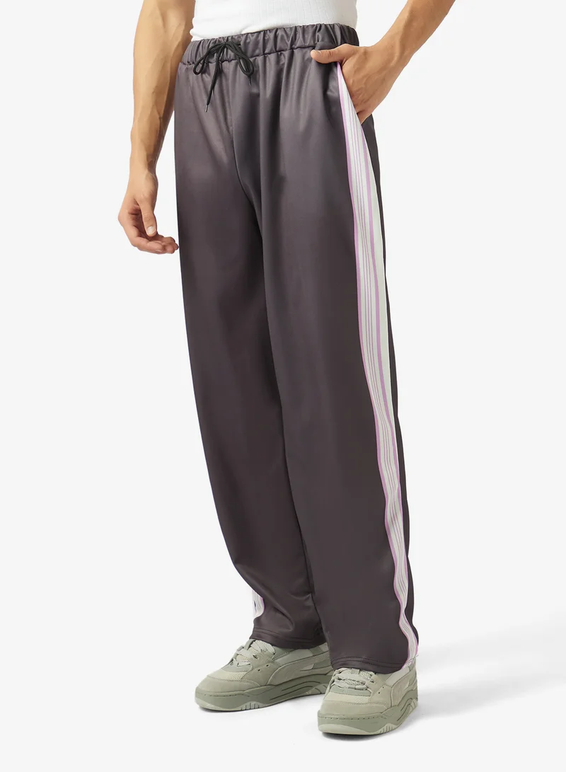 سفنتي فايف بنطلون رياضي واسع جداً بتفاصيل خطوط